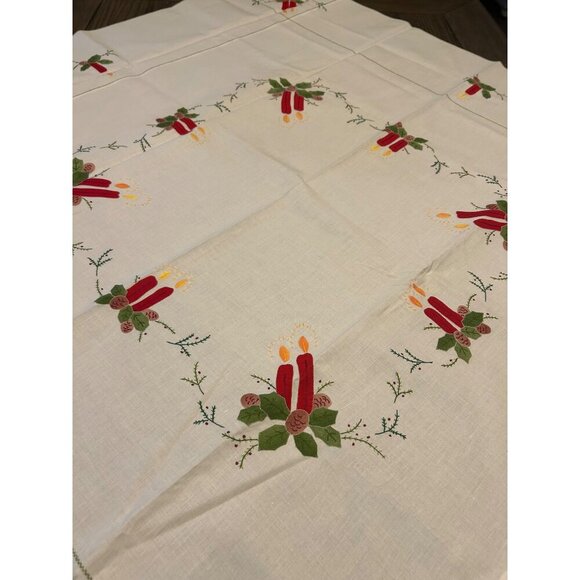 Vintage Christmas Embroidered Tablecloth Rectangular & Napkins Set 8 - Picture 3 of 6